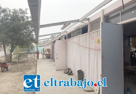 Recambio de una parte del techo, además de mejoramiento del sistema eléctrico paral soportar los mayores consumos por el uso de equipos tecnológicos, son los trabajos que se están realizando en el Liceo de Niñas.