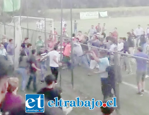 MÁS VIOLENCIA.- Momentos de violencia y desorden público fueron los que se vivieron en el campo deportivo de Pobladores, la tarde del domingo.