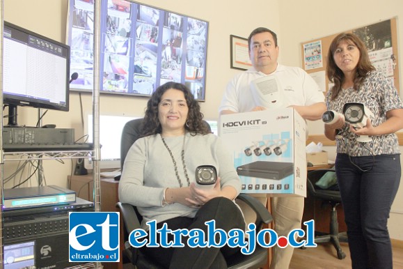 VIGILANCIA 24/7.- Esta es la sala de Monitoreo de la empresa Tecuido.cl, a la que estará conectado el sistema de seguridad ya activo en la sede de la Cruz Roja. En la foto: La encargada de Proyectos, Jeannette Henríquez; Antonio Arancibia, gerente de Gestión de tecuido.cl y la presidenta de la junta vecinal de El Señorial, quien ayudó en esta gestión.