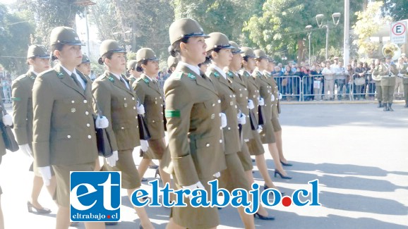 La belleza de la mujer carabinero representada en una sección que pasa desfilando frente a las autoridades.