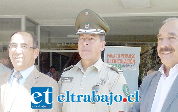 En la imagen el Coronel Rolando Ilabaca rodeado por el gobernador Claudio Rodríguez Cataldo y el alcalde Patricio Freire, Canto durante la entrega de seis bicicletas a Carabineros.