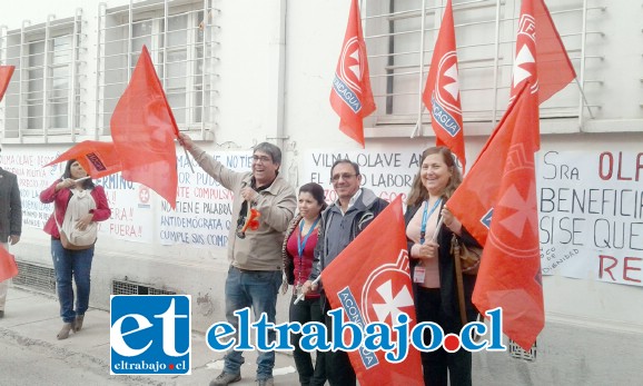 Los dirigentes en el frontis del Servicio de Salud Aconcagua protestando.