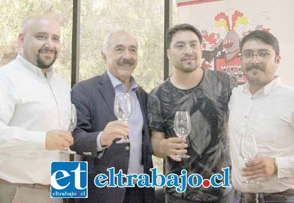 Fernando Fuentes, coordinador Fomento y Desarrollo Productivo, junto al alcalde Patricio Freire, el locutor Mauricio Henríquez y el encargado de Cultura, Ricardo Ruiz en el lanzamiento de la Fiesta de la Vendimia 2018.