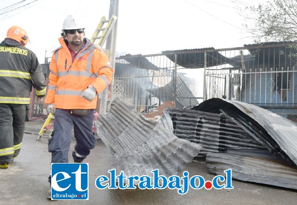 Tras controlar el fuego, Bomberos se descubrió un cuerpo completamente calcinado.