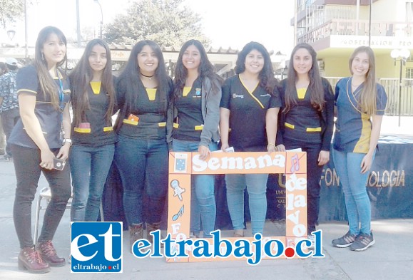 Las internistas de fonoaudiología de la U de Valparaíso posan felices para las cámaras de Diario El Trabajo.