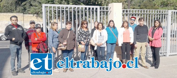 Parte de los vecinos integrantes del Comité Valle Verde, saliendo desde el Tribunal de Garantía en San Felipe donde se enteraron que deberán seguir esperando por justicia.