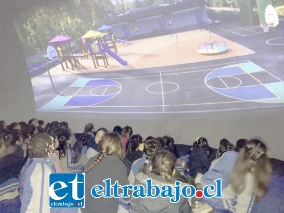 Separadas en nueve grupos, durante toda la mañana las alumnas de todos los cursos del Liceo Corina Urbina tuvieron una entretenida clase en el Planetario Móvil que llegó hasta el establecimiento con un domo interactivo.