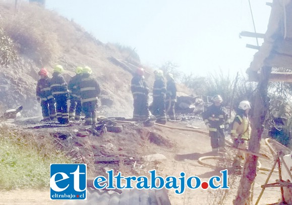 A la llegada de Bomberos al lugar la vivienda ya se encontraba completamente en llamas, en fase de decaimiento, por lo que se trabajó en realizar los cortafuegos respectivos.