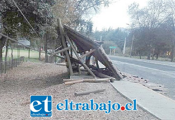 Totalmente destruido terminó este paradero de locomoción colectiva instalado a un costado de la carretera.