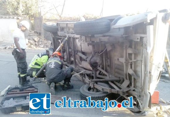 SE DIO A LA FUGA.- Así quedó la camioneta a la altura de Los Naranjos, en Curimón, luego de volcar para evitar chocar de frente contra otro auto.