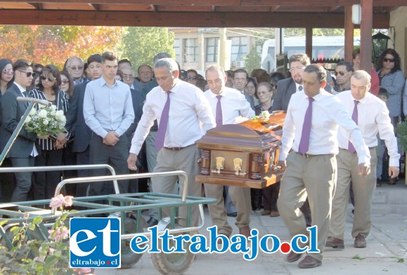 UNA TRISTE TARDE.- Familiares y amigos de doña Celia Jeria dieron el último adiós a la funcionaria de la Asociación de Fútbol Amateur de San Felipe.