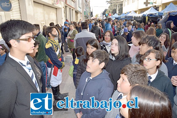 HOMENAJE VIVIENTE.- Cientos de personas tuvieron la oportunidad de conocer más sobre la historia de Diario El Trabajo y de su fundador, don Elías Juri Jacob, por cuenta del niño de 12 años, Cristopher Soto.