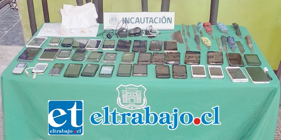 El procedimiento permitió incautar 45 teléfonos celulares, droga, armas blancas y chicha artesanal.