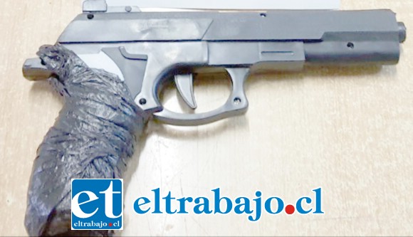 Carabineros incautó la pistola plástica utilizada por el delincuente para cometer el robo de un teléfono celular la tarde noche de este miércoles en Santa María.