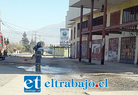 Bomberos trabajando frente al ex – supermercado La Doñita el viernes.