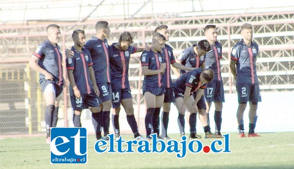 ENCOMENDÁNDOSE.- Los jugadores del Uní Uní se encomendaron a todos los santos para poder ganar la serie de lanzamientos penales.