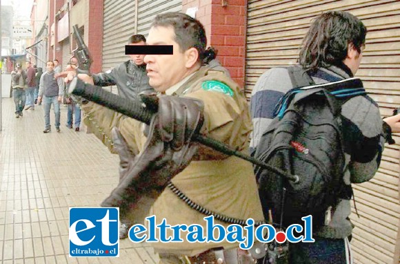 CON SU PROPIA ARMA.- En cuestión de segundos el carabinero quedó desarmado y tuvo que buscar refugio junto a sus compañeros uniformados de los balazos hechos por el delincuente.(Referencial)