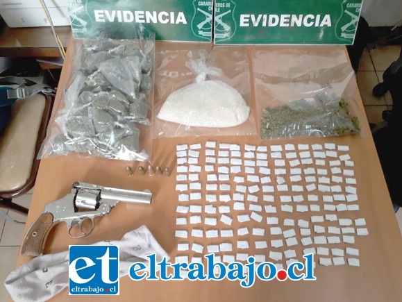 Personal de la SIP de Carabineros de San Felipe logró reducir al delincuente, incautando un arma de fuego cargada, marihuana y pasta base de cocaína en la Villa El Totoral de San Felipe.