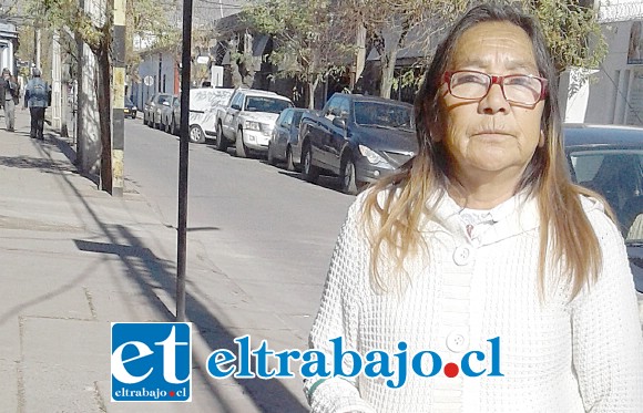 Elena Sepúlveda Flores junto a su bisnieto en las afueras de la oficina municipal de San Felipe.