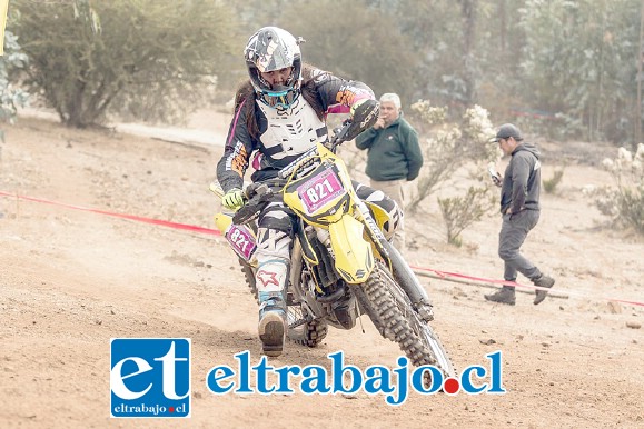 ESA CHICA VUELA.- Aquí vemos a ‘La Rubia’ López haciendo de las suyas en las competencias Enduro de nuestro país, y apenas con 16 años de edad.