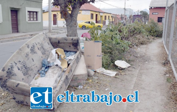 ANTES.- Así lucía el martes temprano la esquina Artemón Cifuentes con Calle Portus, nadie recordaba que ahí estaba sepultado el grifo para emergencias.