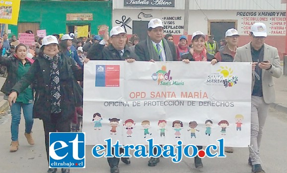 Las autoridades también marcharon al lado de estos pequeñitos para potenciar así la protesta.