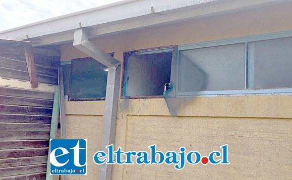 Por esta pequeña ventana los delincuentes ingresaron hasta la bodega de la Escuela San José de Catemu, para sustraer los equipos de amplificación.