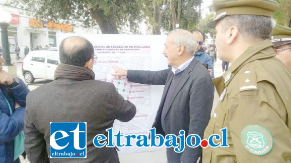 El alcalde Patricio Freire junto al gobernador Claudio Rodríguez y el comisario de Carabineros, Mayor Héctor Soto, revisan los lugares donde se ubicarán las nuevas cámaras.