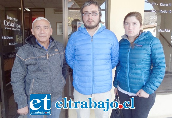 Pedro Piñones, abuelo paterno del pequeño Mateo, junto a uno de sus hijos y Gisselle Galdames Rojas, prima hermana de Felipe Piñones, padre del menor, quienes nos visitaron para aclarar los trágicos hechos ocurridos este domingo.