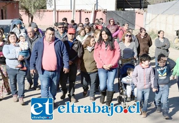 PIDEN OBRAS TERMINADAS.- Decenas de vecinos de Calle Camino del Inca, en Curimón, señalaron a Diario El Trabajo estar cansados del problema de hoyos en la calle y alcantarillas sin terminar.