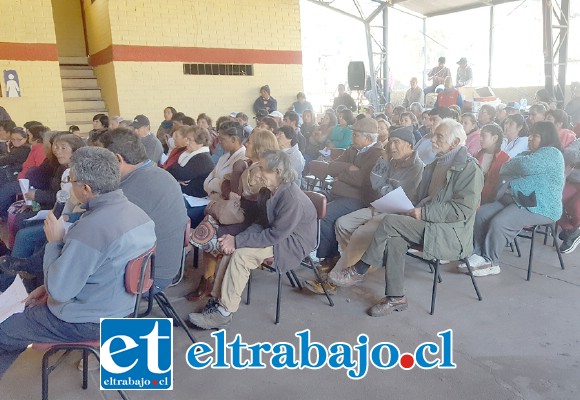 Los vecinos durante asamblea realizada en el sector.