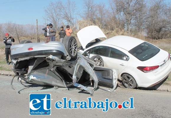 Tras el impacto, el Peugeot colisionó con un automóvil Kia modelo Cerato, patente KR WX 72, que iba en el mismo sentido, volcando el primero y quedando sobre un montículo el segundo.