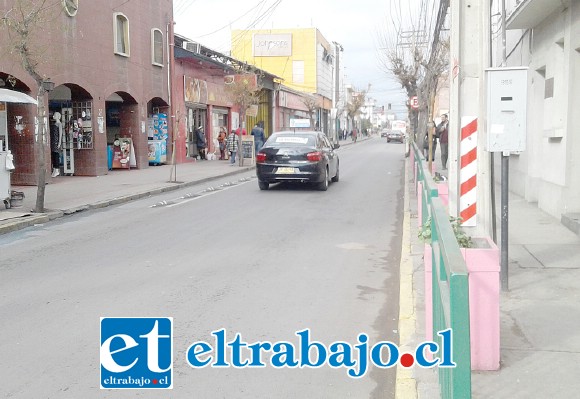 Por esta calle se pretende que sigan circulando vehículos de locomoción colectiva.