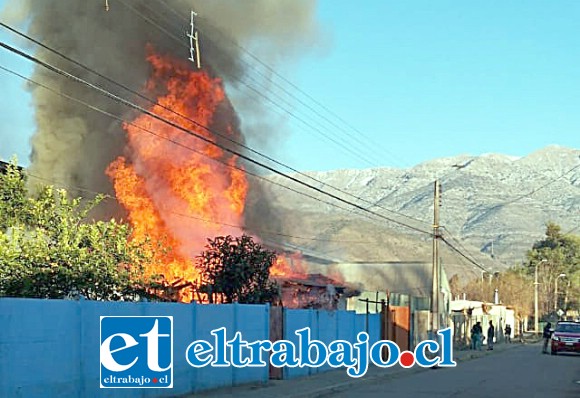 Las llamas consumiendo la casa en Calle Portales. En la casa habitación había una familia compuesta por cinco personas; cuatro adultos y un menor. (Foto @PreludioRadio)