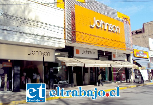 El hecho ocurrió al interior de la Multitienda Johnson’s ubicada en calle Combate de Las Coimas, frente a la Plaza de Armas de San Felipe.