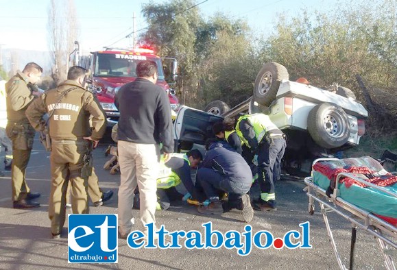 Personal del Samu trabaja en estabilizar a una de las heridas. (Foto Emergencia Santa María).