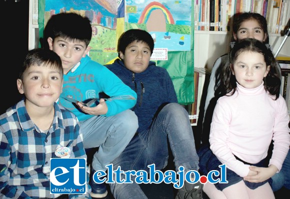 DIBUJOS BACANES.- Ellos son los estudiantes de la Escuela José Manso de Velasco de San Felipe, quienes participaron con sus dibujos e iniciativas artísticas.