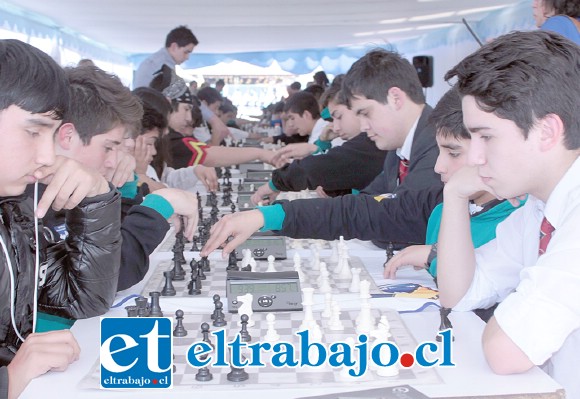 JÓVENES DEL AJEDREZ.- Fueron instantes de nervios, alegrías y frustraciones durante la jornada de la III Copa de Ajedrez Diario El Trabajo 2017.