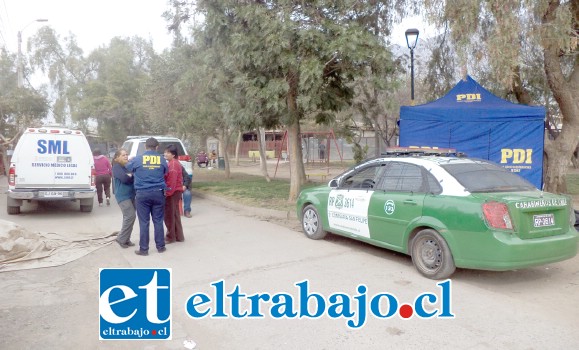 El cuerpo yace cubierto por la manta en la plazoleta.