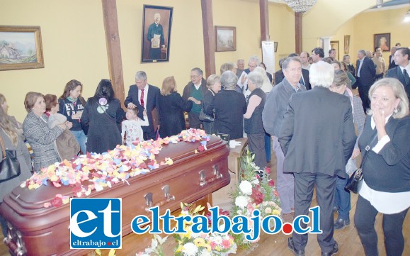 ADIÓS ‘DOSBERTO’.- Familiares y amigos de Humberto Lepe Montenegro lo despidieron con cariño, sus restos mortales descansan ya en el Cementerio Parque Almendral, en La Troya.