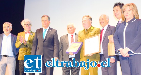 HIJO ILUSTRE.- Las cámaras de Diario El Trabajo tomaron registro del momento en que recibió la distinción Hijo Ilustre de San Felipe, el Director General de Carabineros, Héctor Soto Isla.