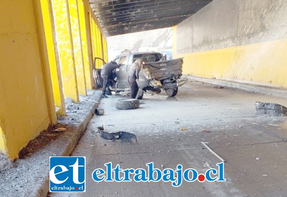 A raíz del impacto la camioneta con dos ocupantes en su interior fue lanzada varios metros hacia el interior del cobertizo.