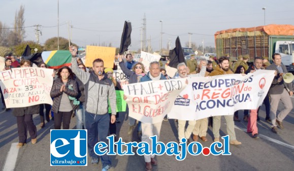 TÍMIDA PERO ESPONTÁNEA PROTESTA.- Cerca de 90 personas llegaron a protestar contra el cobro vehicular en Peaje Las Vegas, sólo por algunos minutos las vías estuvieron interrumpidas.