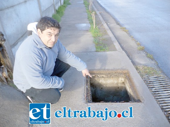 El vecino Cristian Pizarro nos muestra el lugar donde falta la tapa ubicado frente a su casa.