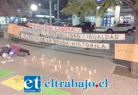 Velas encendidas en la Plaza de Armas de San Felipe fueron encendidas.