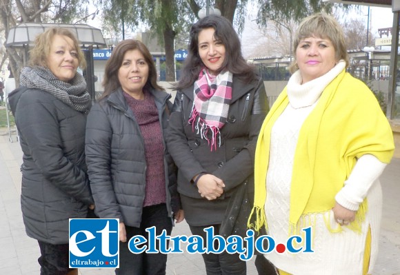 De izquierda a derecha Mónica Cabrera, Erika Álvarez, Paola Mendoza Méndez (grafóloga) y Marianela Rocco.