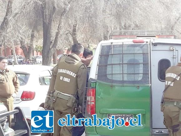 En la esquina de O´Higgins con Navarro fue interceptado por Carabineros el automóvil donde los delincuentes se disponían a escapar de la ciudad.