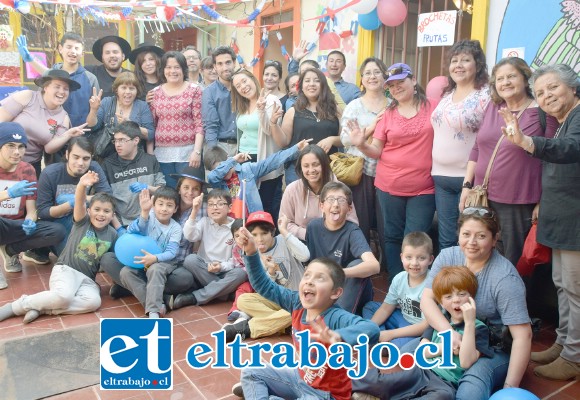 LA GRAN FAMILIA TEA.- Las cámaras de Diario El Trabajo pillaron a estos chicos de Casa Azul en plena acción comercial en su Fonda dieciochera, junto a apoderados y funcionarios formando una sola familia.