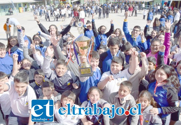 BÁSICA NOVATOS.- Así celebraron los chicos de la Banda de Guerra de la Escuela José de San Martín, de San Felipe, su tercer lugar conquistado en esta cita nacional.