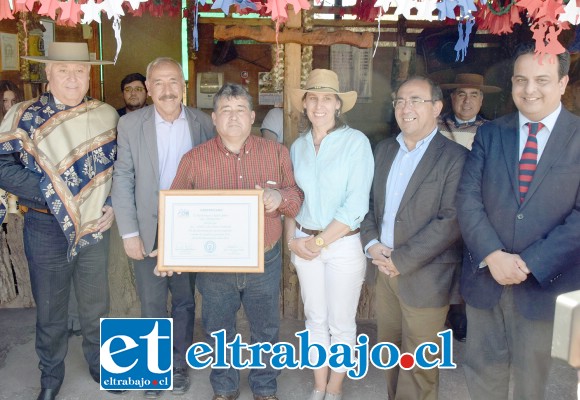 POR SÉPTIMA VEZ.- Una vez más la chicha cocida que prepara don José Toro, en El Almendral, viajó ayer lunes a Santiago para ser usada en la Parada Militar 2018.